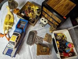 lot 167 image: Toys...