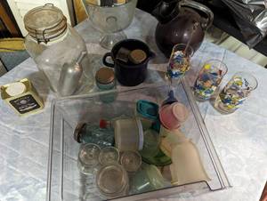 lot 174 image: Kitchen Knick Knacks...