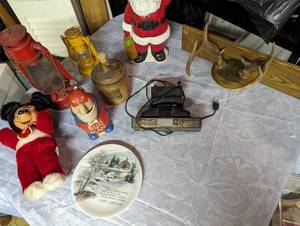 lot 176 image: Christmas Collection...