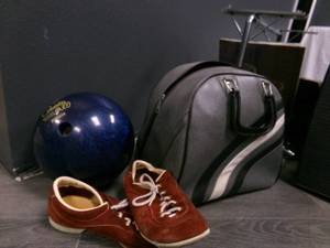 lot 08 image: vintage bowling bag with ball and s...