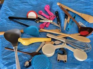 lot 14 image: New Rubbermaid Drainboard. And Assorted New Kitchen Utensils