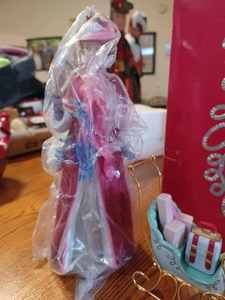 lot 54 image: 1989 Mrs. Albee Starr Presidents Avon Award with Christmas Theme, in Original Box
