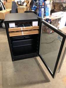 lot 6 image: Magic Chef Beverage 23.4 in. 154 (12 oz.) Can Beverage Cooler, Stainless Steel  Customer Returns See Pictures