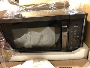 lot 15 image: Magic Chef 0.9 cu. ft. 900-Watt Countertop Microwave in Stainless Steel   Customer Returns See Pictures