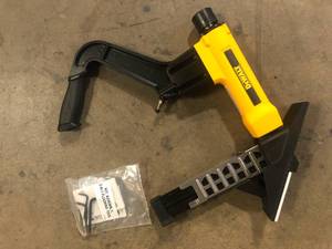 lot 32 image: DEWALT 2-in-1 Pneumatic 15.5-Gauge and 16-Gauge Flooring Tool Customer Returns See Pictures
