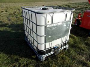 250-gallon Caged Pallet Poly Tank w 2 Valve