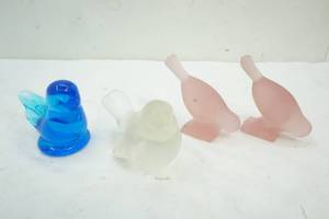 lot 25 image: Fenton Glass bird