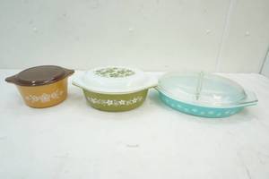 lot 29 image: Pyrex dishes