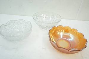 lot 34 image: Glass serving dishes