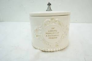 lot 38 image: Pet Urn