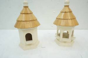 lot 49 image: Bird feeders