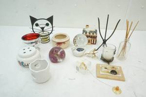 lot 54 image: Glass paperweights