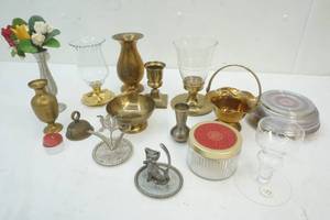 lot 56 image: Brass decor