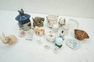 lot 57 image: decor