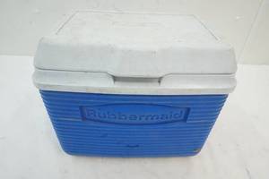 lot 77 image: Rubbermaid cooler