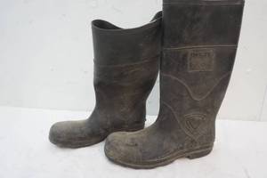 lot 121 image: Tingley rubber boots