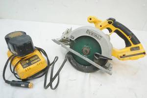 lot 125 image: DeWalt tools