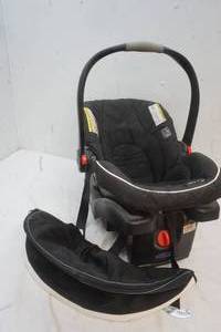 lot 159 image: Graco car seat