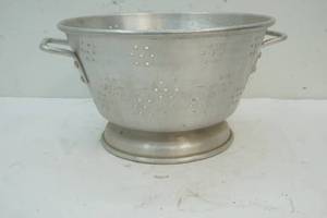 lot 189 image: Crest ware  strainer