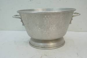 lot 190 image: Crest ware  strainer