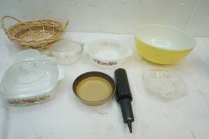 lot 240 image: Pyrex Bowls, and Fire King Bowls