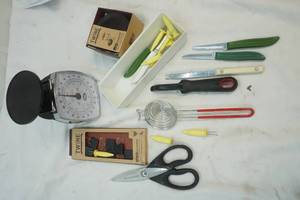 lot 243 image: Variety of kitchen items
