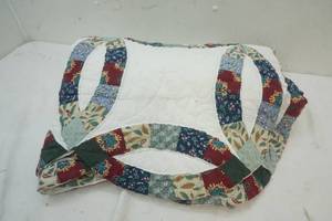 lot 251 image: Queen Wedding Ring Pattern Handmade Quilt
