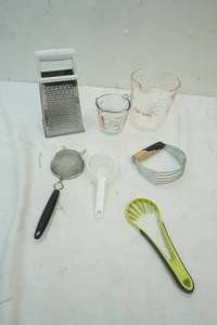 lot 261 image: Variety of Kitchen Items