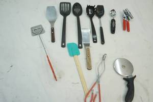 lot 265 image: Variety of Kitchenware