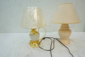 lot 294 image: 2 Small Table Lamps