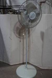 lot 302 image: Lasko Standing Fan