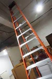 lot 322 image: Werner 300lb 16 ft ladder