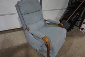 lot 324 image: Blue Reclining Chair