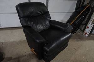 lot 323 image: Lazy boy Leather Chair