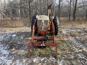 lot 8 image: Case 400 Narrow Front Tractor