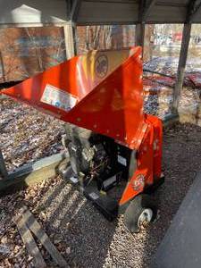 lot 9 image: DR 18HP Wood Chipper