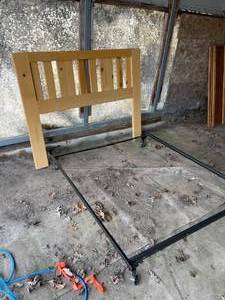 lot 17 image: Full Size Bed Frame with Header