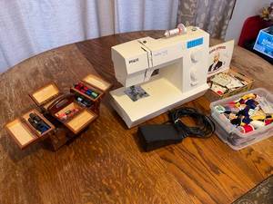lot 78 image: Sewing Machine with Yarn Kit