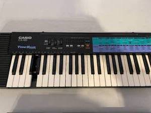 lot 84 image: Casio 100 Keyboard, PSS-12 Yamaha Keyboard