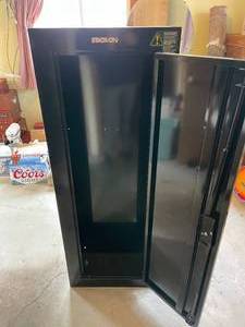 lot 86 image: 8 Gun Steel Gun Cabinet