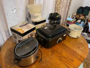 lot 159 image: Crock pots and Slow cookers