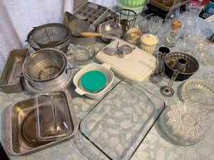 lot 161 image: Miscellaneous Kitchen Pans, Pots and Glassware