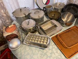 lot 164 image: Aluminum Dishware and Cake Pans