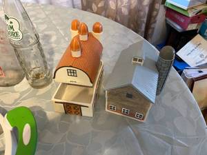 lot 200 image: Milk Jugs and Small House Containers