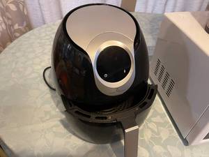 lot 206 image: Air Fryer, Coffee Thermoses, Microwave