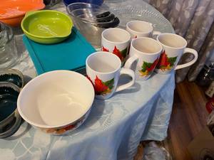 lot 212 image: Glass Dishes and Container, Leaf cups