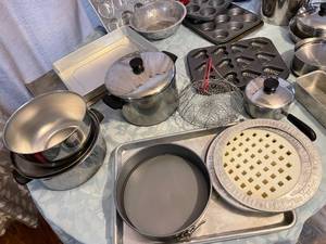 lot 213 image: Cooking Pots and Muffin Pans