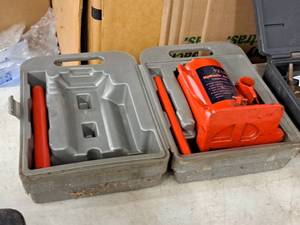 lot 58 image: 12-Ton Hydraulic Jack with Case
