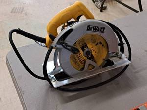 lot 72 image: DeWalt 7-14 Circular Saw DWE575