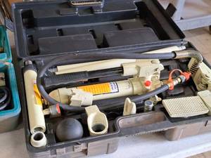 lot 78 image: Hydraulic Dent Puller with Case